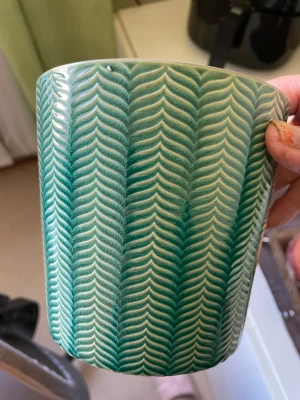 Kruka - Kruka som är av keramik. Vet inte om kruka men jag kollade på nätet,så tror att heter LILLEPOTT Elena Türkiis d13 ;h13x12cm ;