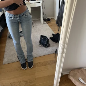 Lågmidjade jeans - Lågmidjade utsvängda jeans från bikbok. Jag är 166cm lång💕