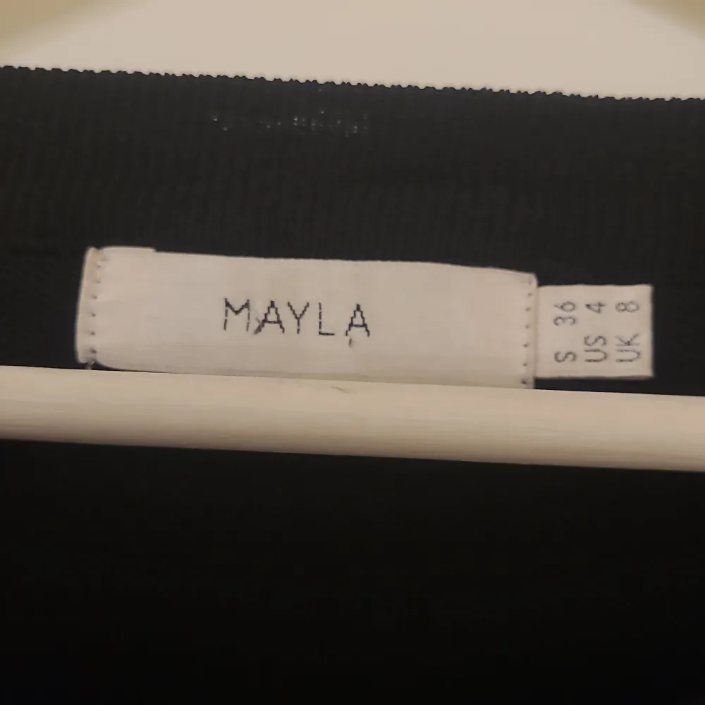 Finstickad svart tröja från märket Mayla. Har använts ett fåtal gånger, se helt nytt ut. Lite stor i storleken.. Tröjor & Koftor.