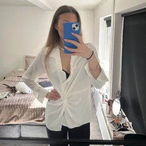skjorta - Säljer en otroligt snygg skjorta med djup V-ringning och knut/virvel vid magen från ASOS i storlek XS✨Använd få gånger, 100kr + frakt!