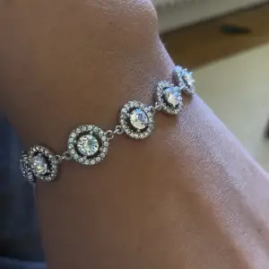 Lily & Rose armband i kristall, endast använt 1 gång. Toppskick, nypris 999kr.