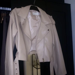 Skinnjacka  - Croppad oversized skinnjacka från Nelly!   Endast testad   Nypris 749 