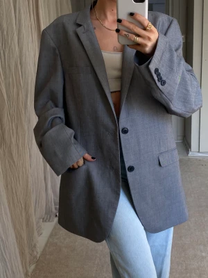 Grå vintage kavaj - Osäker på storlek men jag är en XS & den är oversize på mig. Ofodrad