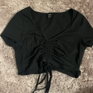 Topp - Säljer denna topp med knytning fram som en fin detalj! Den är endast använd ett fåtal gånger och i ett mycket fint skick!💓💓