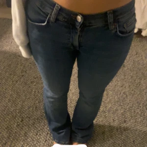 Low waist bootcut jeans petite - Low waist bootcut jeans petite. Dessa jeans passar perfekt för dig som är ca 160cm!! Knappt använda nästan i nyskick!!