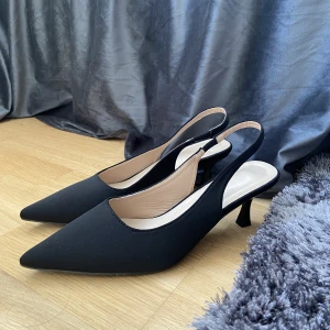 Klackskor  - Säljer dom här fina skorna! Köpta secondhand men ser ut att aldrig vara använda, köparen står för frakten 