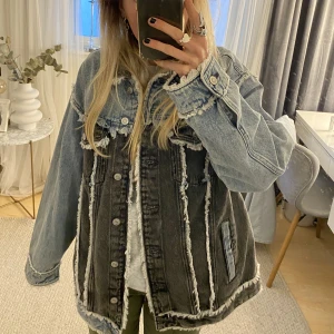 Jeansjacka  - Kollar intresset på denna supersnygga jeansjackan! Så unik och cool, och väldigt eftertraktad🙌🏼kommer tyvärr inte till användning. Köp direkt för 700kr
