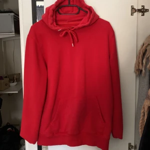 Röd hoodie - Den är i god skick, som ny  Storlek s 