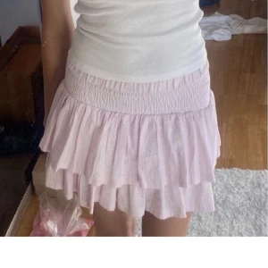 Kjol  - Jättefin kjol som inte kommer användas 💕 . Gratis frakt, skriv för frågor 💗 Det står ingen direkt storlek men den är väldigt stretchig så ungefär xs-s.