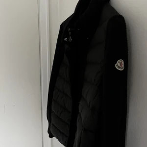 Moncler cardigan - Säljer denna Äkta moncler cardigan i bra skick det står att den är i storlek M men skulle snarare säga att den är en S då de är väldigt små i storleken