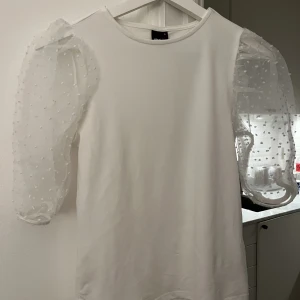 Organza topp från Ginatricot - Organza topp från Ginatricot med puffärmar. Använd få gånger. Passar även M. 