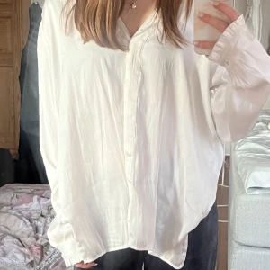 Vit oversized skjorta - Jättefin vit oversized skjorta från H&M. Fina detaljer vid ärmarnas slut. Perfekt som den är eller som ett överdrag över något annat. Väldigt trevlig nu till vår och sommar 💕☀️Eftersom den är oversized passar den till fler storlekar än bara S. 