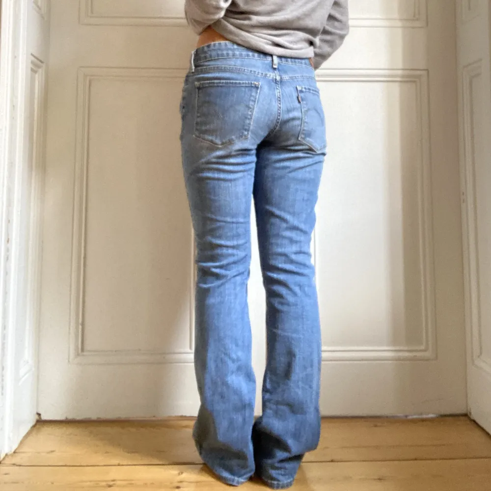 Lågmidjade jeans från Levis! Midjemått: 83cm Innerbenslängd: 79cm Bra skick, frakt 64kr. Jeans & Byxor.