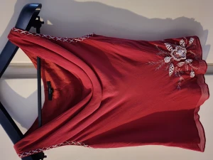 Till FESTEN... - Mycket fin 2 delad fest dress, med handbroderi. Köpt i England.. Använd 2gg . Str.M