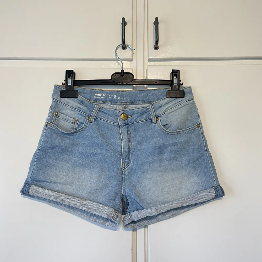 Shorts från Lindex. Storlek 164 men de är stora i storleken så skulle säga xs/s.  45 kr + frakt 🥰. Shorts.