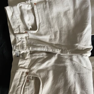 Jeans beiga  - Storlek 36, straight leg. Midwaist. Passar även längre personer (är själv 180) pris diskuteras och skriv för fler bilder. 