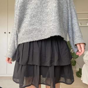 Säker denna svarta mini kjol i bra skick! Är i storlek 158/164 men passar en xs!🌼🌼