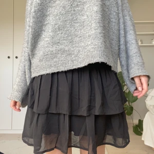 Minikjol  - Säker denna svarta mini kjol i bra skick! Är i storlek 158/164 men passar en xs!🌼🌼