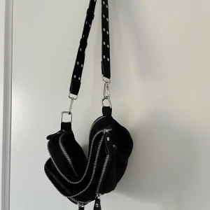 Väska från gina tricot - Snygg och rymlig väska från gina tricot❤️🤩 den har både ett kort band och ett långt så man kan välja vilket man vill använda och de båda är avtagbara