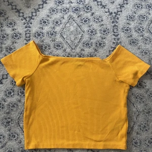 Off shoulder topp - Off the shoulder croppad senapsgul topp från Monki i storlek XS