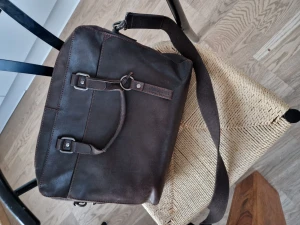 Läderväska datorväska  - En datorväska i äkta läder. Begagnat använt skick 