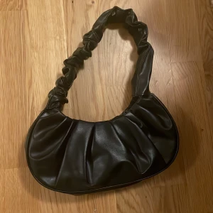 Snygg väska  - Snygg väska från Zara, aldrig använd. Perfekt till våren och sommaren. Säljer även fler grejer på min profil❤️