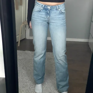 Weekday Arrow Low Straight Jeans - Weekday Arrow jeans med låg midja. Säljer då de är lite för små för mig så de kommer inte till användning. Knappt använda tror jag användt dom en gång och köpte dom för någon månad sedan 💕🫶🏼 Nypris är 590kr. Storlek: 25/32 Jag är ca 167cm