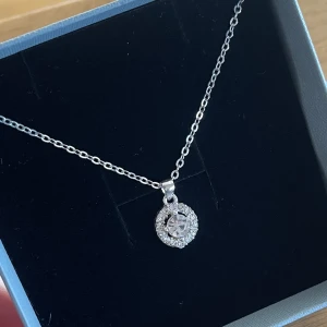 lilly and rosé halsband - jättefint & stilrent silver halsband med sten💛nypris 329kr 💛