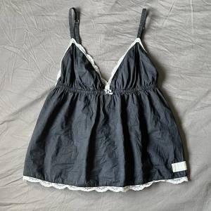 odd molly linne - jättefint svart odd molly linne som köptes förra sommarn, använd bara ett fåtal gnr men kmr ej till användning mer, passar på mig som har både xs och S men skulle kunna passa på en m också🖤