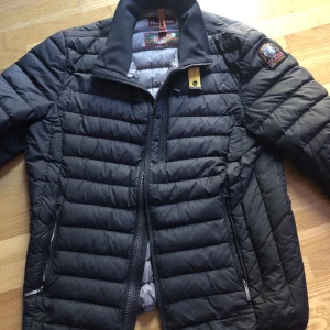 Parajumper jacka - Jag säljer min Parajumper jacka för har ingen användning av den längre. Den har gått sönder lite som ner ser på bilderna men inget som syns så jätte mycket och funkar fortfarande 