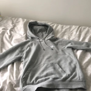 Nike Hoodie - Säljer denna jättefina Nike hoodie, råkat köpa två 💕 helt ny, använd 1 gång bara. Köpte för 800 säljer för 700. Köpt i stadium