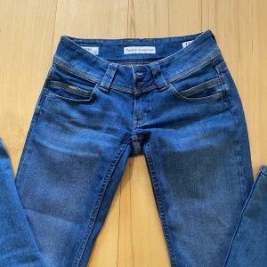 Low waist jeans - Perfekta low waist jeans i storlek 26 x 32. Jätteenkelt färg och bekvämt material, inga bilder på eftersom de är för små. Skicka gärna om ni har frågor, pris kan diskuteras 💓💓💗