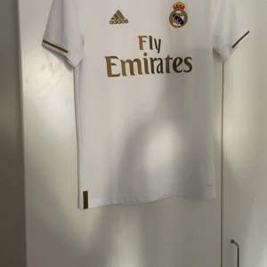 Jätte fin real Madrid T-shirt, nästan aldrig använd bara testat på den. 