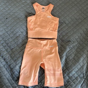 Stronger set - Stronger detta stronger set från deras pastel power kollektion. Använt fåtal gånger och i mycket bra skick! 🧡Strl XS, säljer det för 200kr