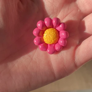 Brosch blomma  - Handgjord brosch i polymerlera 