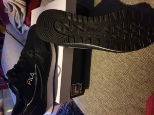 fila - helt nya fila skor i stl40 aldrig använda kartongen finns 