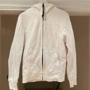 Cp Company Zipup - Skick 7/10 pga fläck på luvan som jag ej har försökt få bort och kommer inte ge mig in på det häller då tröjan inte passar. Annars jätte fint skick  St: M  