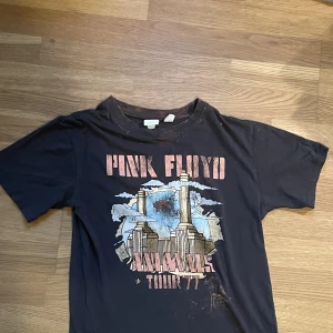 Pink floyd t shirt - Slitningar/blekt färg ingår i designen. Sparsamt använd. 