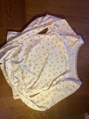 Urringad tröja med spets - Jättesöt långärmad tröja, med en gullig rosett och spets! För mig var den för kort i ärmarna, så säljer den 💗