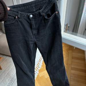 Bootcut (nästan raka) svarta jeans från Monki. Storlek 26, passar en 36a.