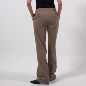 Mörk beiga bruna kostymbyxor med låg midja - Säljer dessa helt nya från NA-KD. Skit fin färg och nypris är 499. Säljer flera kostymbyxor då jag har för många och vill bli av med dem alla ganska fort 