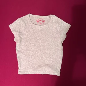 Ljusgrå topp - Vit/grå eller ljusgrå topp i bra skick, inga defekter eller noppringar 💕💕