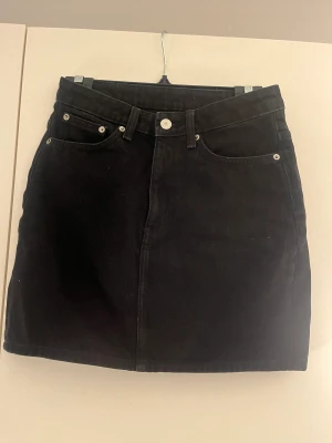 Jeans kjol - Svart jeans kjol ifrån Weekday. Modellen WEND. 