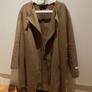 Kappa mango beige strl S - Superfin kappa i wool blend från Mango. Sparsamt använd, perfekt till höst/vinter/vår! Storlek S, passar även M. 