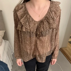 Slutsåld mango blus  - Säljer denna super snygga blus från mango som är slutsåld ❤️ i storlek xxs men sitter som en s/m 