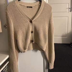 Säljer denna fina tröja/ kofta från Gina tricot. Använt  1-2 gånger och är i ett bra skick🩷 !! Tryck INTE på köp nu skriv privat till mig om du vill köpa!!