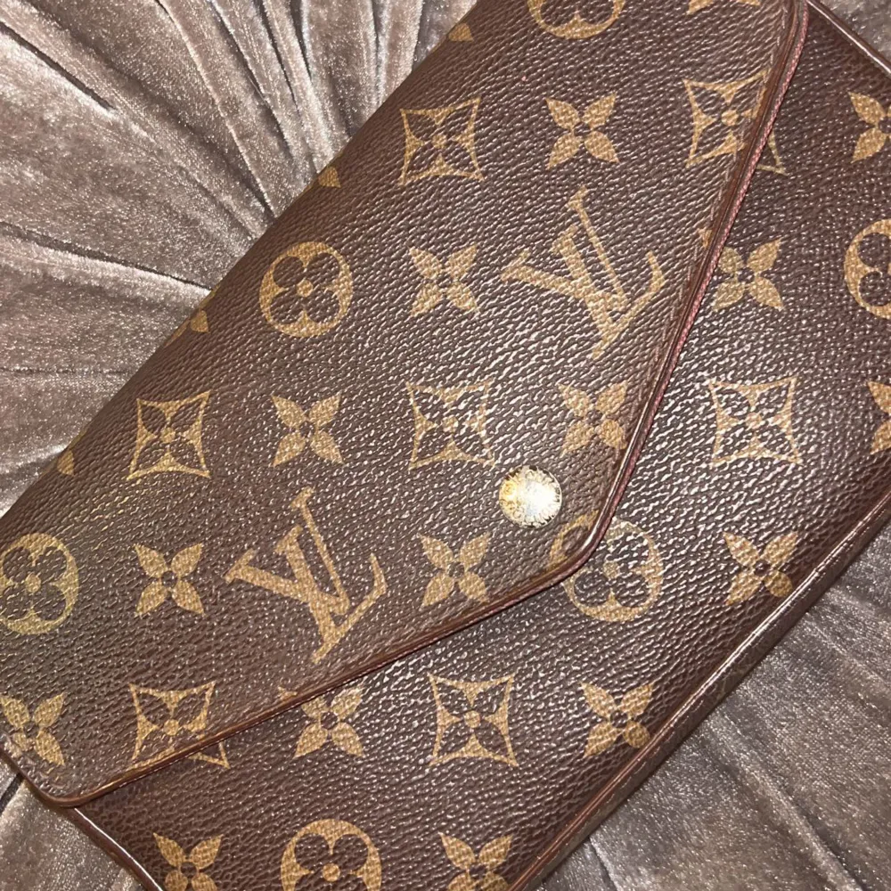 En falsk Louis Vuitton väska från Turkiet i äkta läder, har använt den ett bra tag men den är fortfarande i sin kvalite! Säljer då jag inte använder den längre🥰. Väskor.