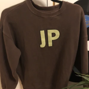 College tröja  - En fin college tröja köpt i Stockholm på en vintage butik för 500kr , använd ca 5/4 gånger därför den är för stor . 