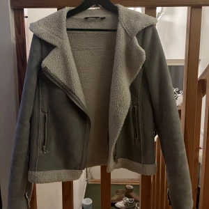 Zara Sherlingjacka grå - Säljer denna min skit snygga Sherlingjacka som inte kommer till användning. Är i storlek S men kan även passa xs eller m. Tveka ej vid frågor. Pris går att diskuteras ❣️Kan även mötas upp🫶