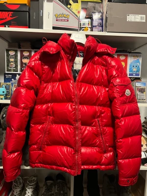 Moncler Maya Röd - Storlek 4 Finns spår av användning, fråga efter fler bilder innan köp.